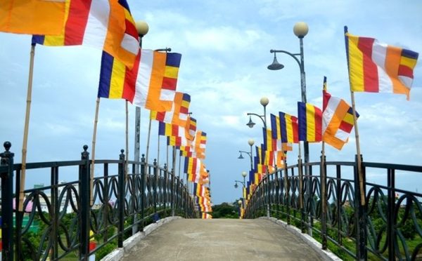 Giới thiệu tổng quan về Phật giáo và lá cờ Phật giáo